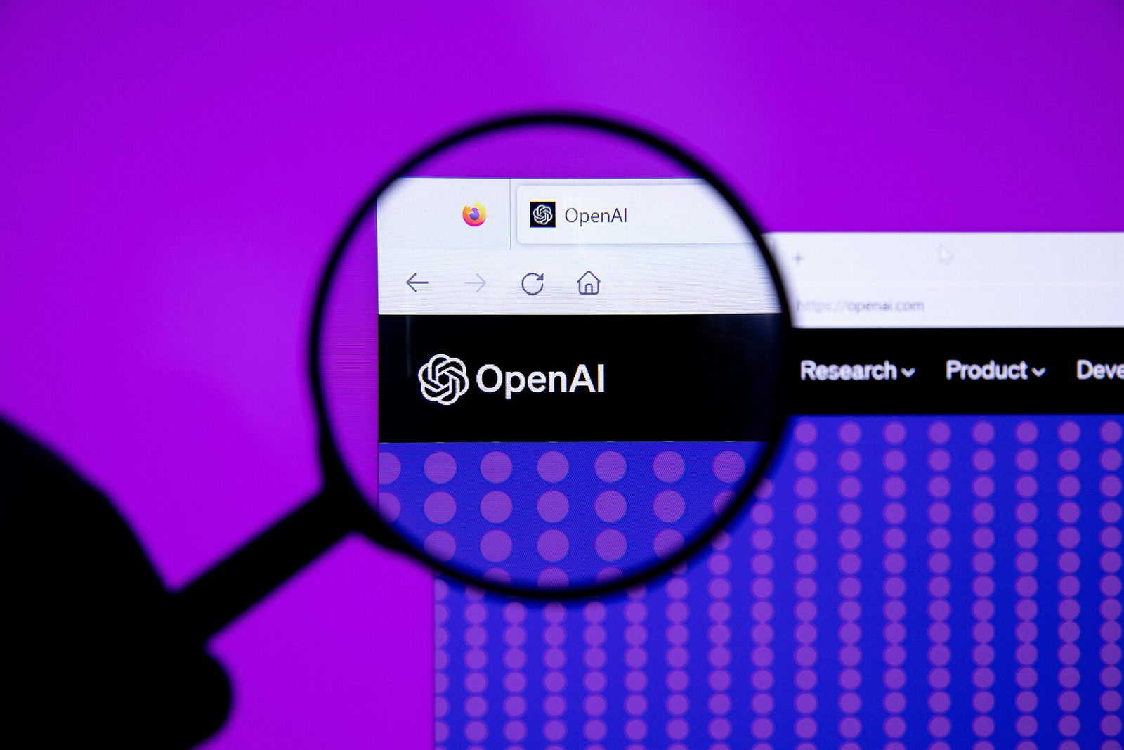 Logo OpenAI oglądane przez lupę. Nowa architektura GPT-6 Astra utrudnia odczytanie toku rozumowania modelu. Fot. Jernej Furman / Wikimedia Commons, CC BY 2.0