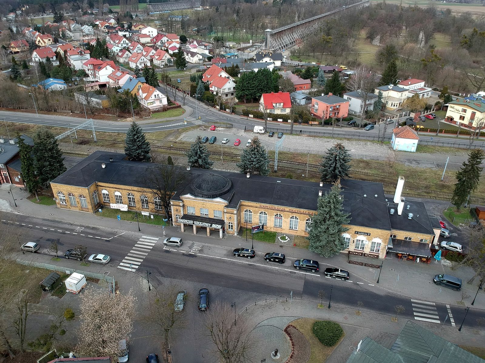 Dworzec kolejowy w Ciechocinku z lotu ptaka. Fot. Hubert Barański / Wikimedia Commons, CC BY-SA 3.0