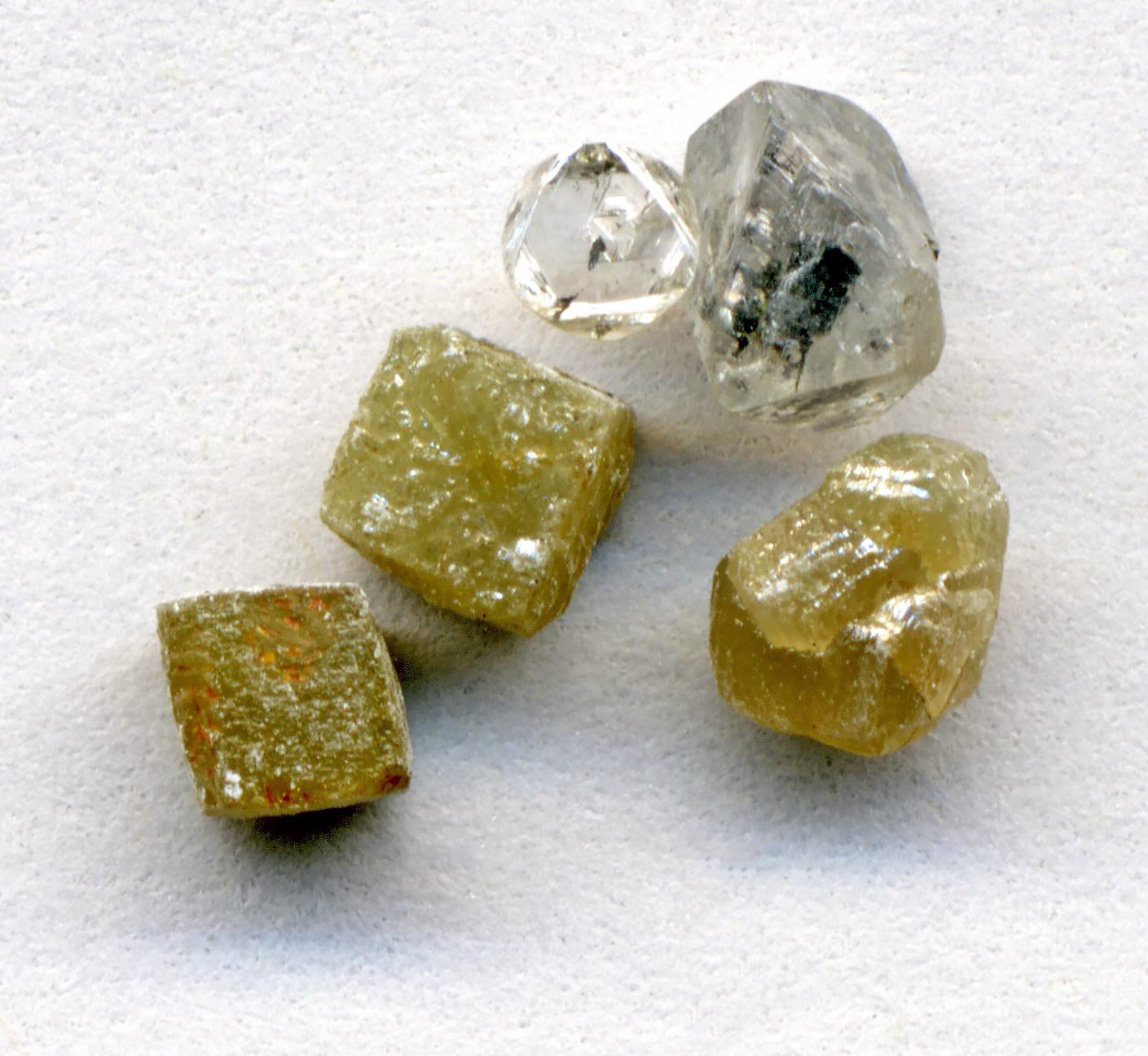 Surowe diamenty naturalne z Afryki – sześcienne i ośmiościenne kryształy. Fot. James St. John / Wikimedia Commons, CC BY 2.0