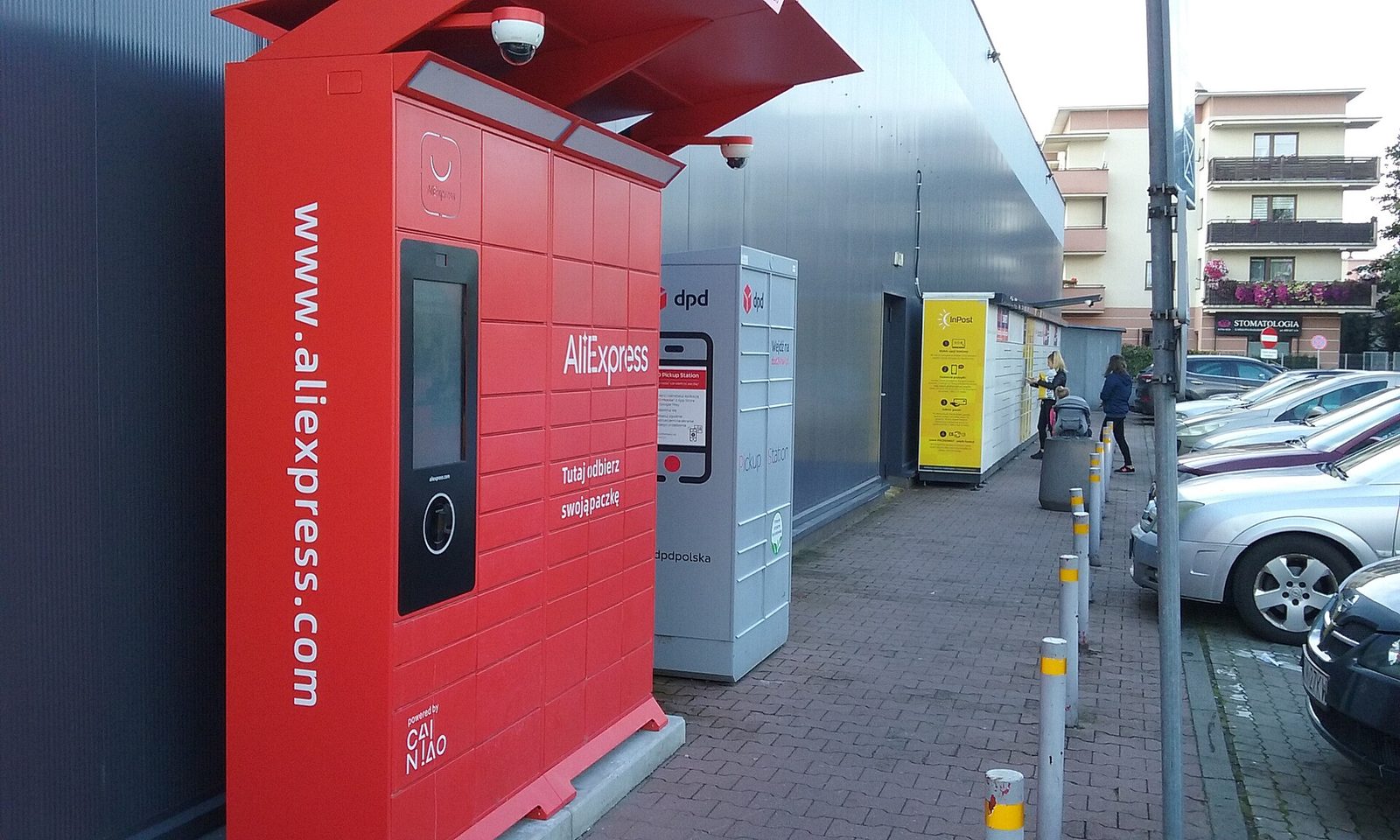 Automat paczkowy AliExpress w Tomaszowie Mazowieckim. Fot. WrS.tm.pl / Wikimedia Commons, CC0