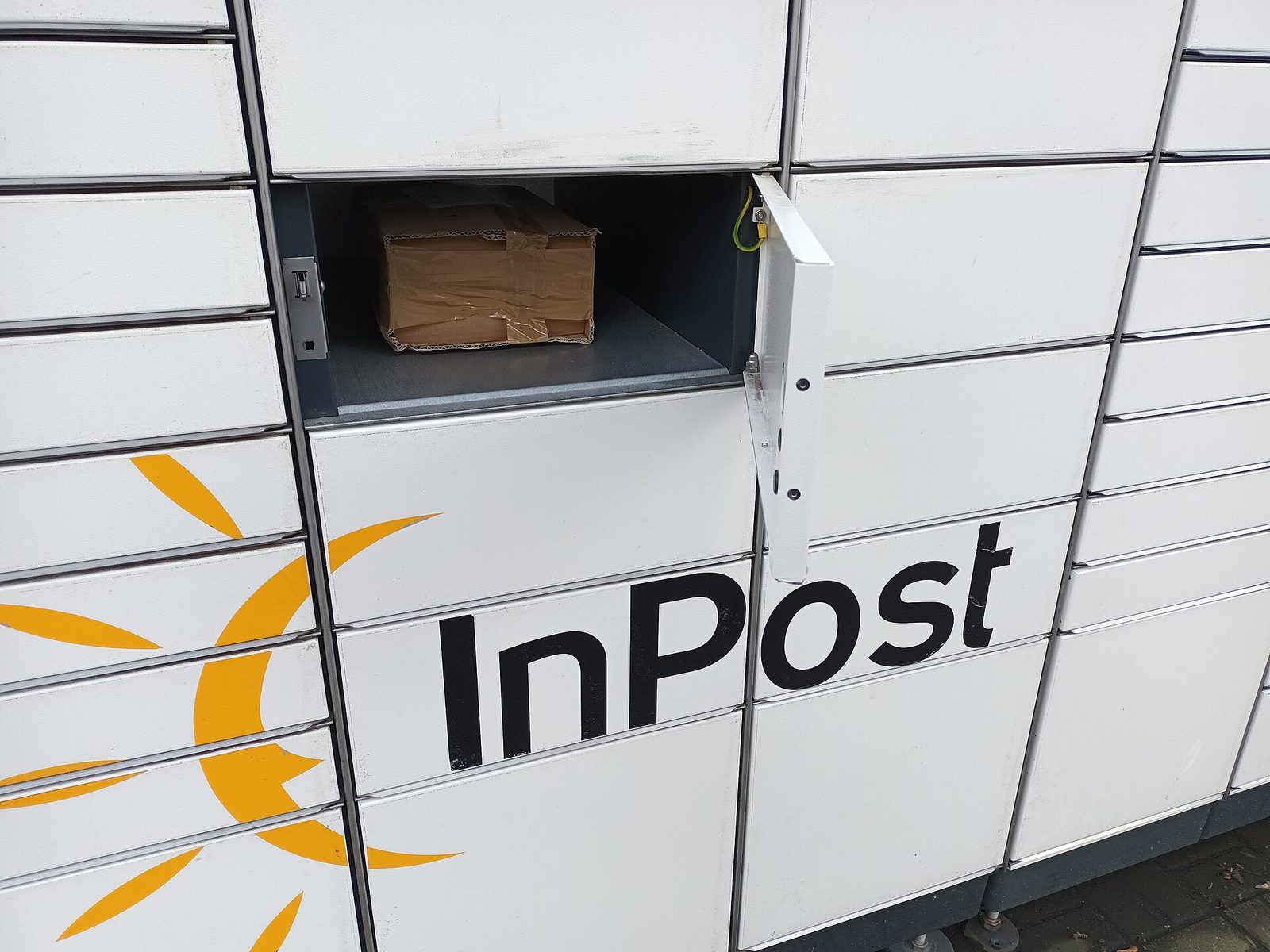 Paczka w skrytce paczkomatu InPost. Fot. Cybularny / Wikimedia Commons, CC0