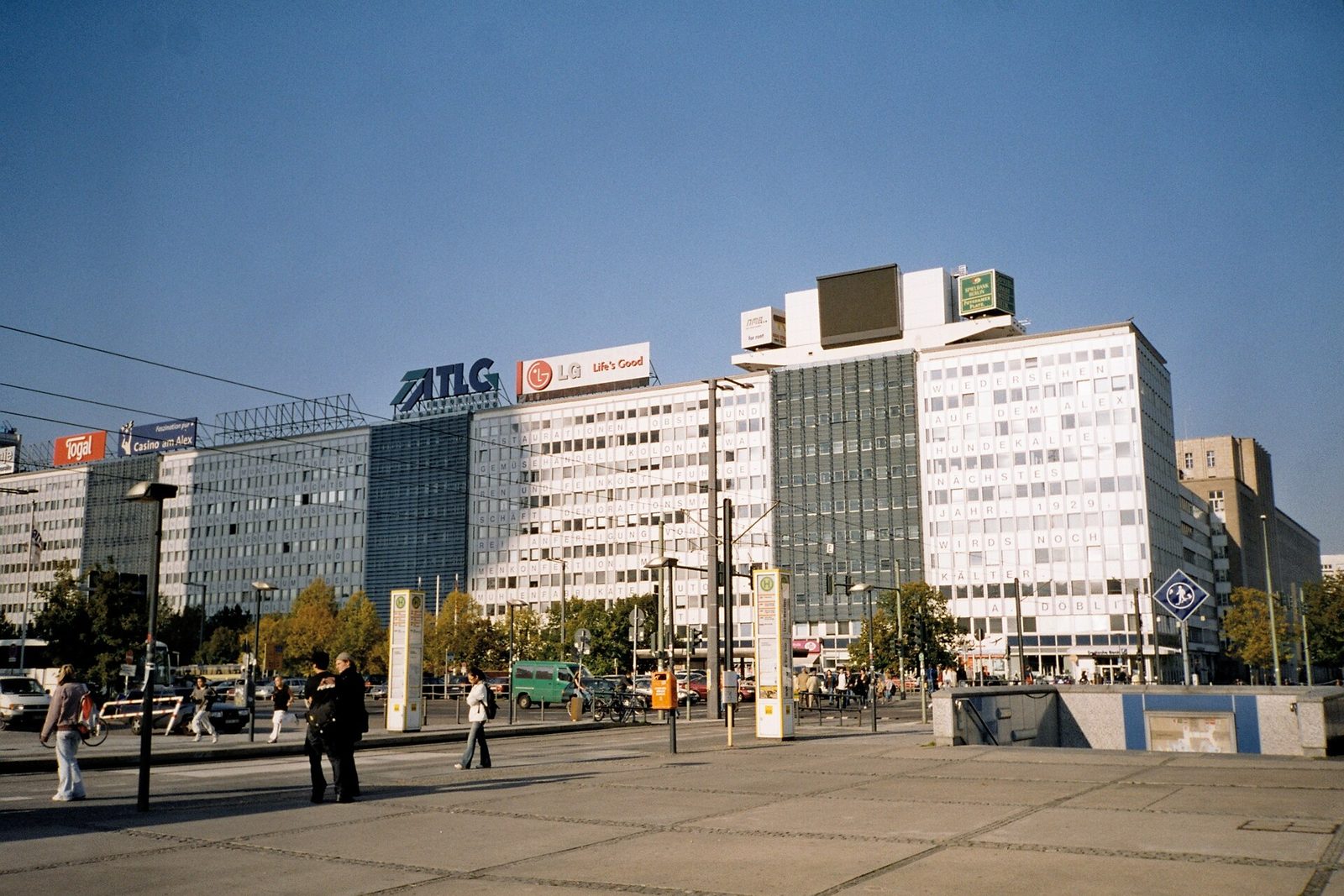 Alexanderplatz w Berlinie. Przy placu mieści się niemieckie ministerstwo środowiska, które 8 września ogłosiło propozycję zmian w PPWR. Fot. Gryffindor / Wikimedia Commons, domena publiczna
