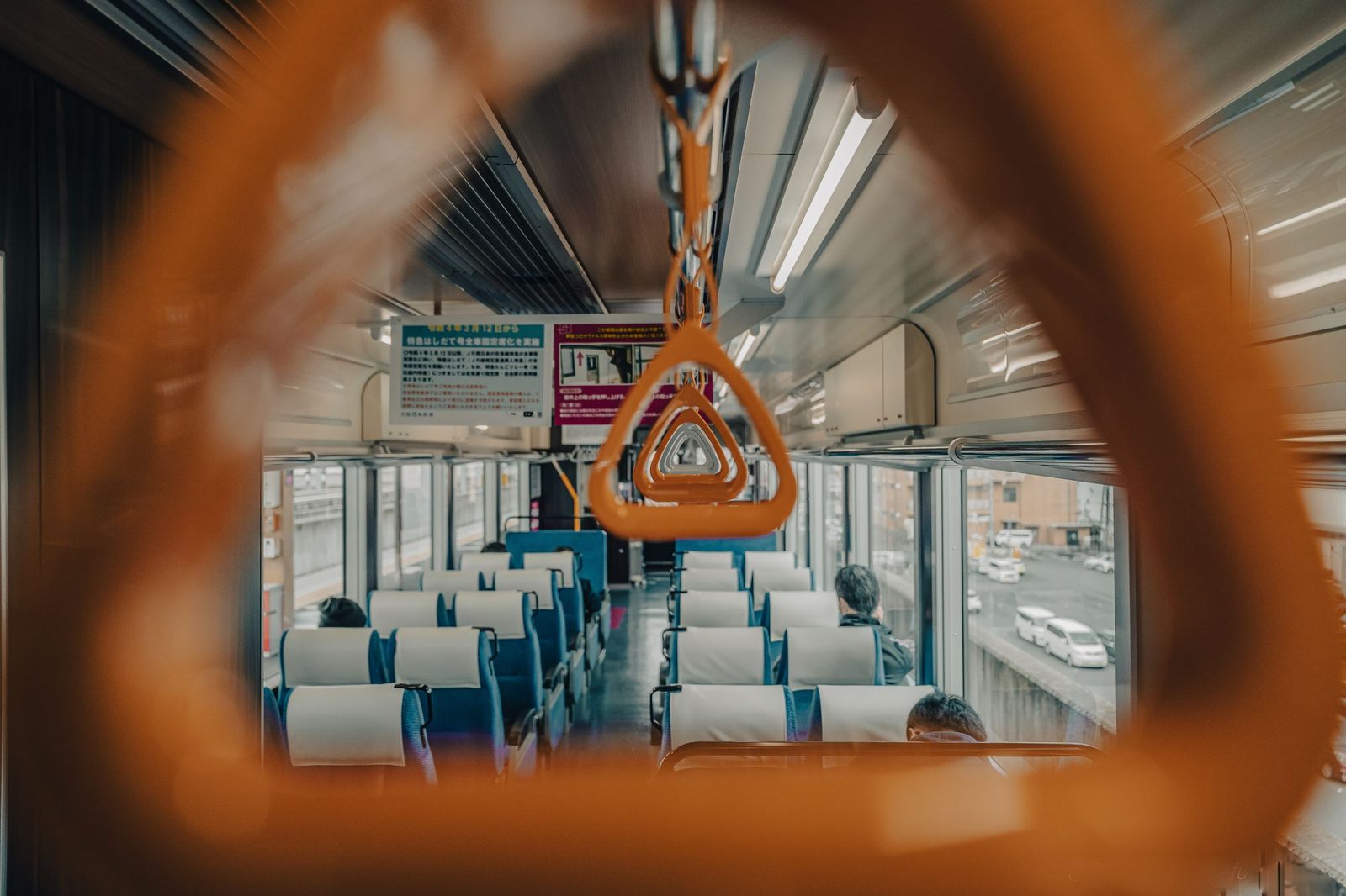 Wnętrze pociągu regionalnego. Zdjęcie ilustracyjne. Fot. KENSEI ISHIDA / Pexels