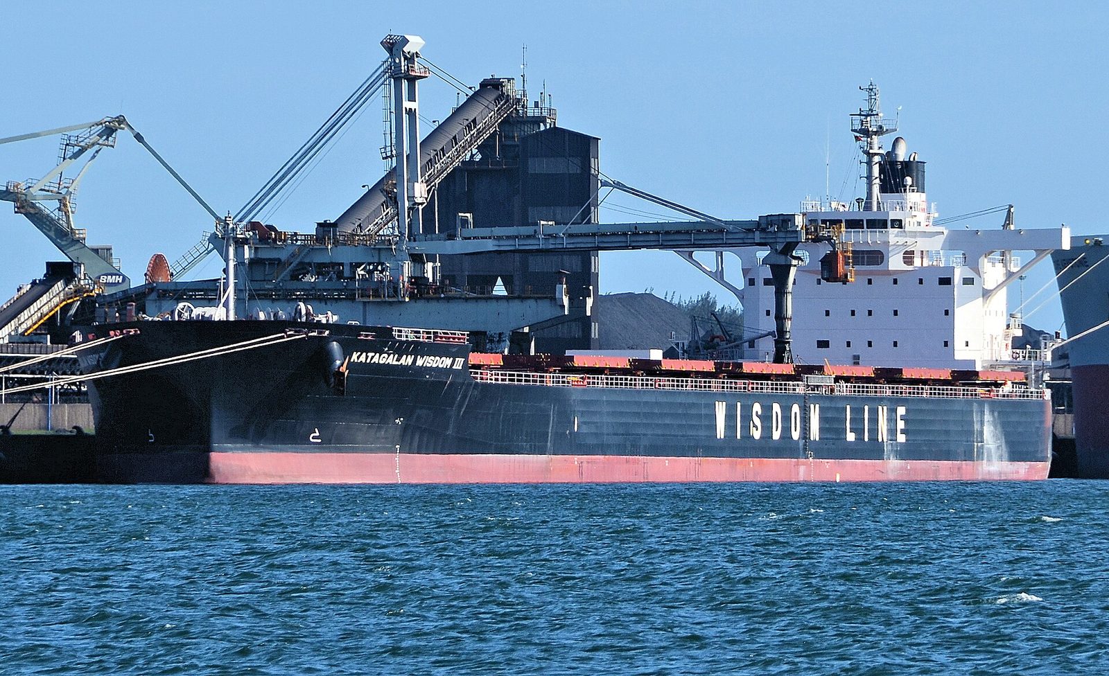 Masowiec Katagalan Wisdom III podczas załadunku w Richards Bay Coal Terminal w RPA. Fot. Ossewa / Wikimedia Commons, CC BY-SA 4.0
