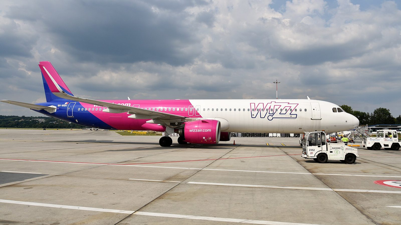 Airbus A321neo Wizz Aira na płycie lotniska w Krakowie. Fot. Bahnfrend / Wikimedia Commons, CC BY-SA 4.0