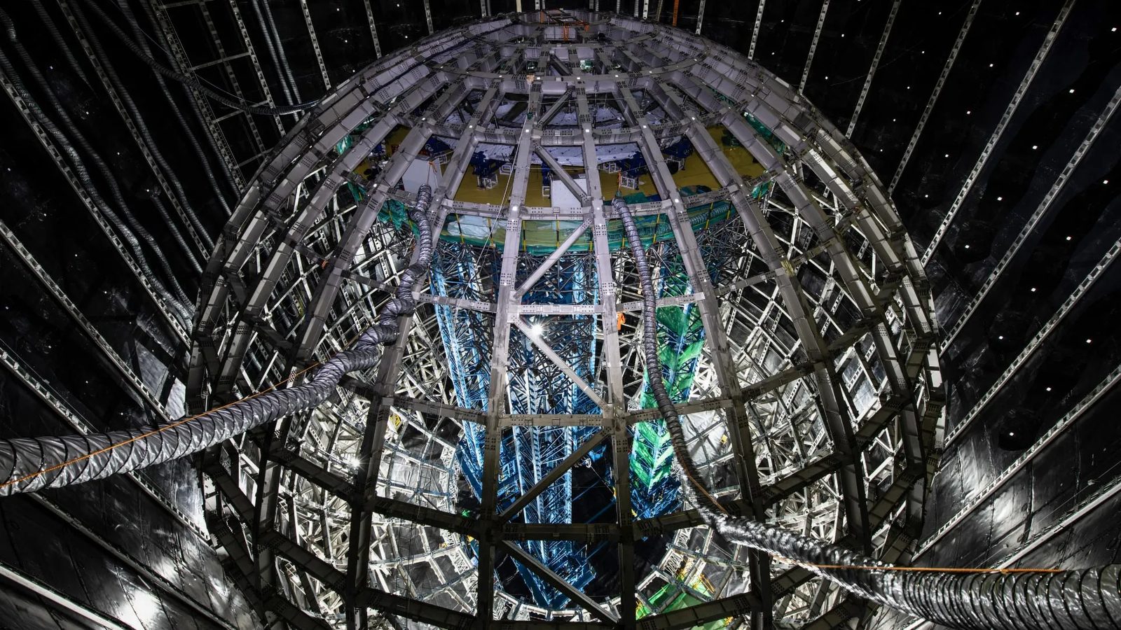 Wnętrze centralnego detektora obserwatorium JUNO — kula z akrylu o średnicy 35,4 metra w stalowej konstrukcji. Fot. materiały prasowe JUNO / IHEP