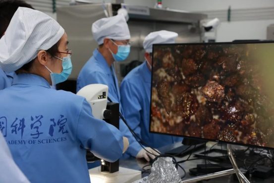 Badanie ziaren gruntu księżycowego przywiezionych przez sondę Chang'e 6. Fot. materiały prasowe CNSA
