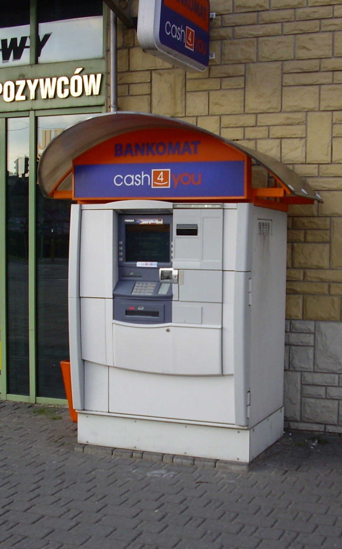 Bankomat sieci Cash4You w Lublinie. Poza bankami sieci prowadzą niezależni operatorzy — to oni musieliby dołożyć kamery i archiwum. Fot. Grzegorz W. Tężycki / Wikimedia Commons, CC BY-SA 4.0