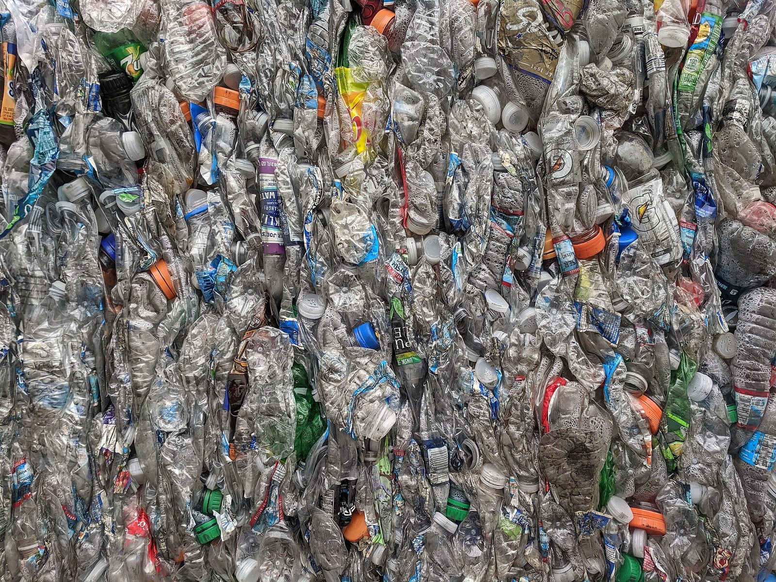 Sprasowane bele butelek PET przygotowane do recyklingu. Fot. Grendelkhan / Wikimedia Commons, CC BY-SA 4.0