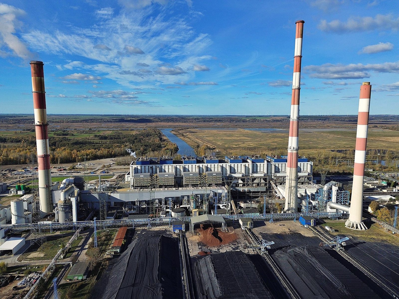 Bloki węglowe Elektrowni Dolna Odra w Nowym Czarnowie z placem węglowym, listopad 2024. Ostatnie dwa zakończyły pracę 31 sierpnia 2026 r. Fot. Kapitel / Wikimedia Commons, CC BY-SA 4.0
