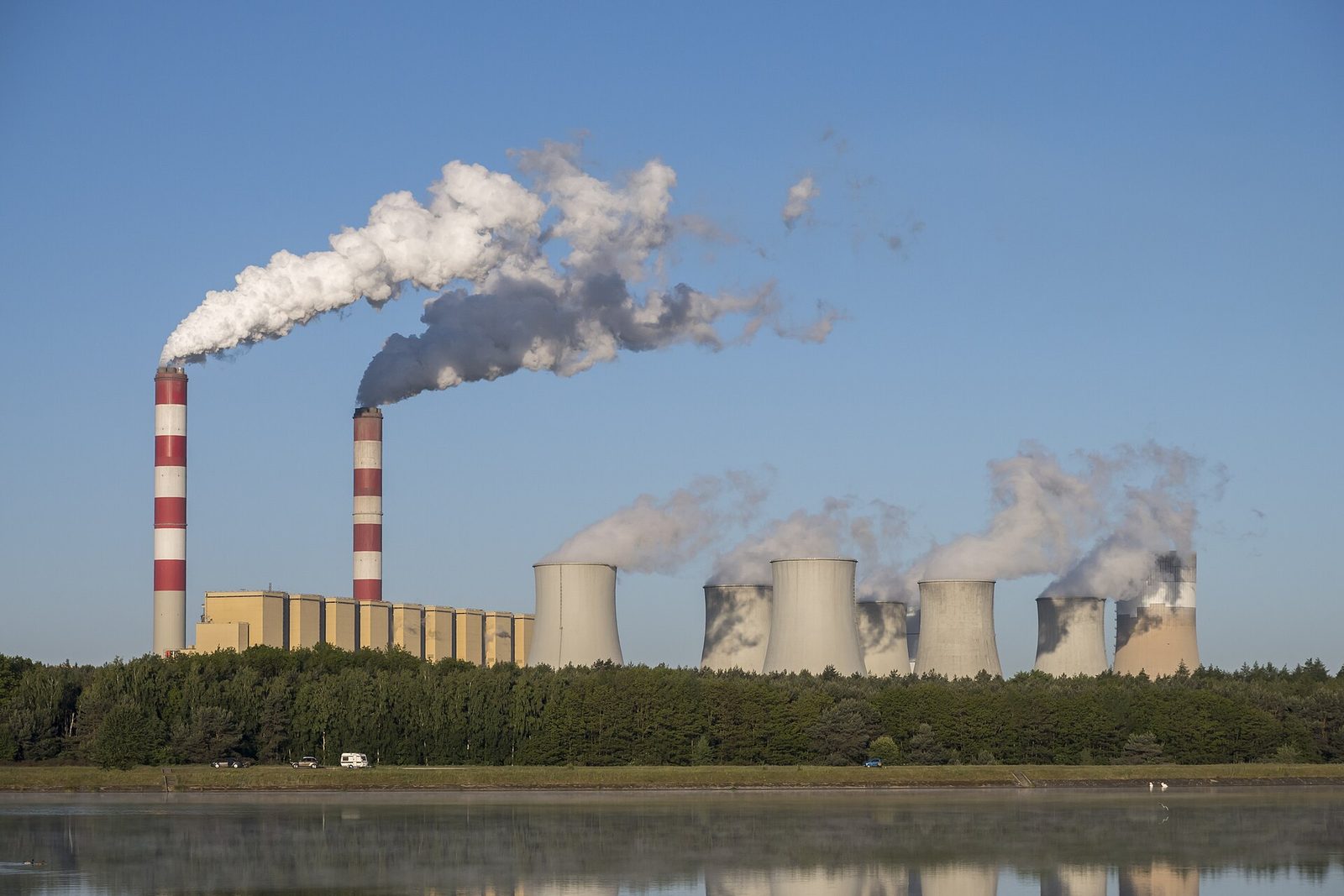 Elektrownia Bełchatów należąca do PGE. Spółka jest jednym z największych płatników opłaty koncesyjnej. Fot. Stephan van Helden / Wikimedia Commons, CC BY-SA 4.0