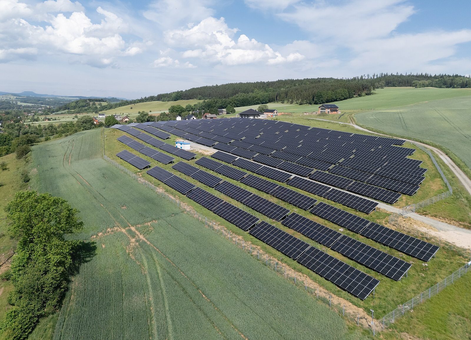 Farma fotowoltaiczna w Ścinawicy. Fot. Jacek Halicki / Wikimedia Commons, CC BY-SA 4.0
