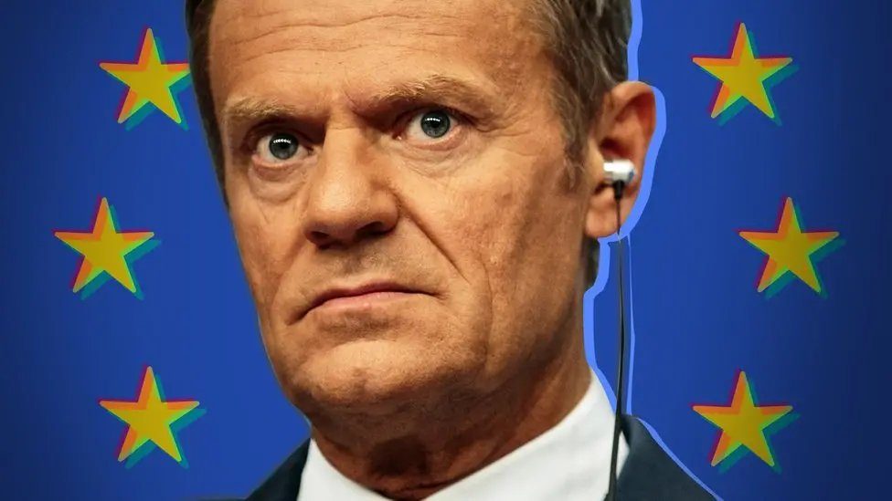 Grafika, którą Brian Geertshuis dołączył do wpisu: Donald Tusk na tle flagi Unii Europejskiej