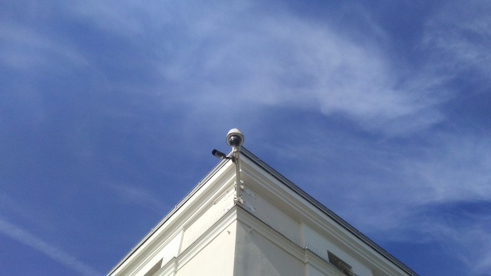 Kamera monitoringu na kamienicy przy placu Kościuszki w Tomaszowie Mazowieckim. Projekt nie tworzy jednego rejestru — nagrania mają zostać u operatorów, centralne ma być prawo dostępu do nich. Fot. WrS.tm.pl / Wikimedia Commons, domena publiczna