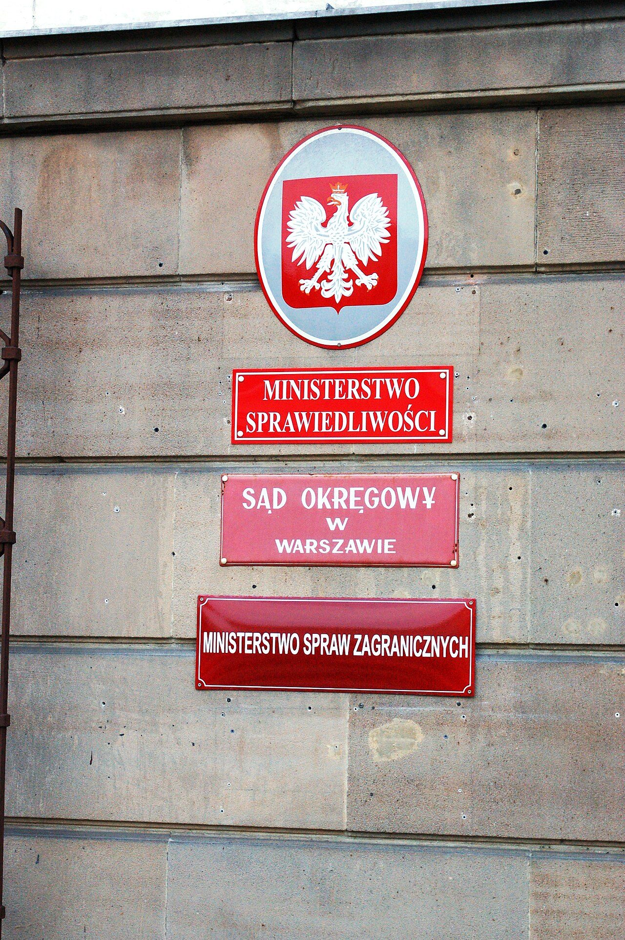 Tablice przy wejściu do gmachu przy ul. Chopina 1 w Warszawie. Poprawkę zgłosiło Ministerstwo Sprawiedliwości w uzgodnieniach do projektu Ministerstwa Finansów. Fot. Wistula / Wikimedia Commons, CC BY 3.0