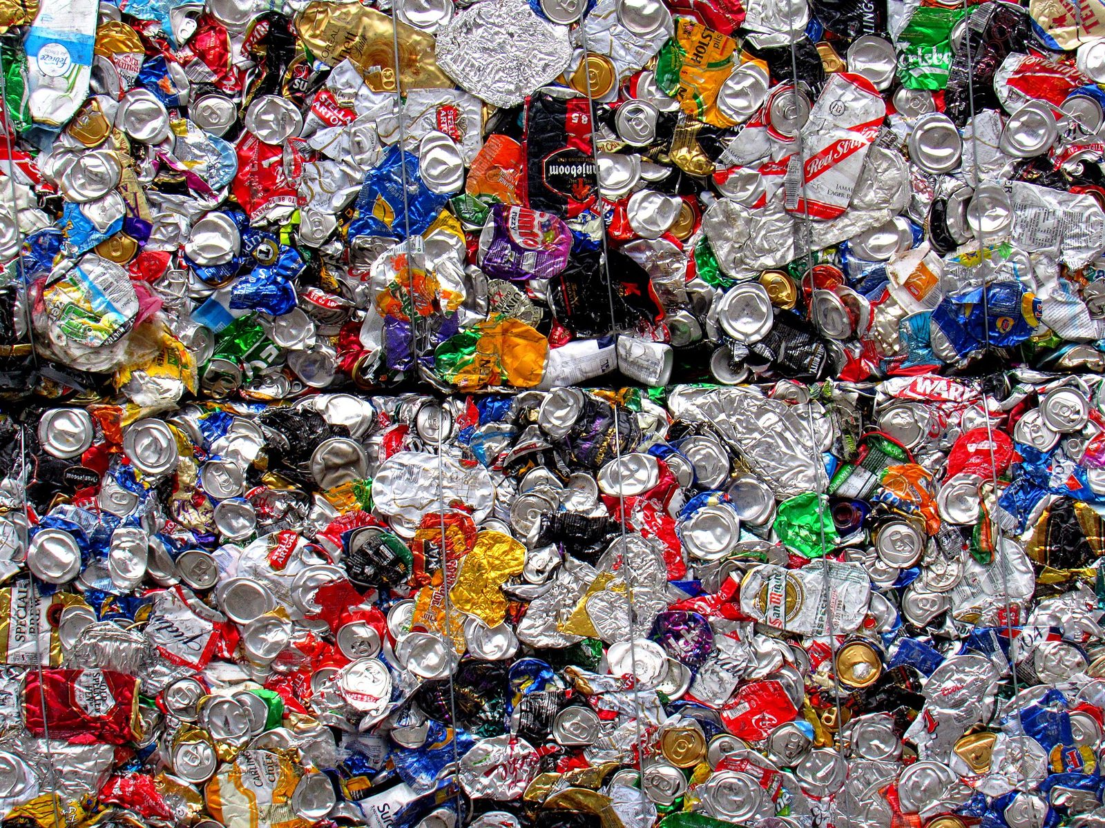 Bele sprasowanych puszek aluminiowych w zakładzie recyklingu Suez w Birmingham. Fot. Scott Macpherson / Wikimedia Commons, CC BY-SA 2.0