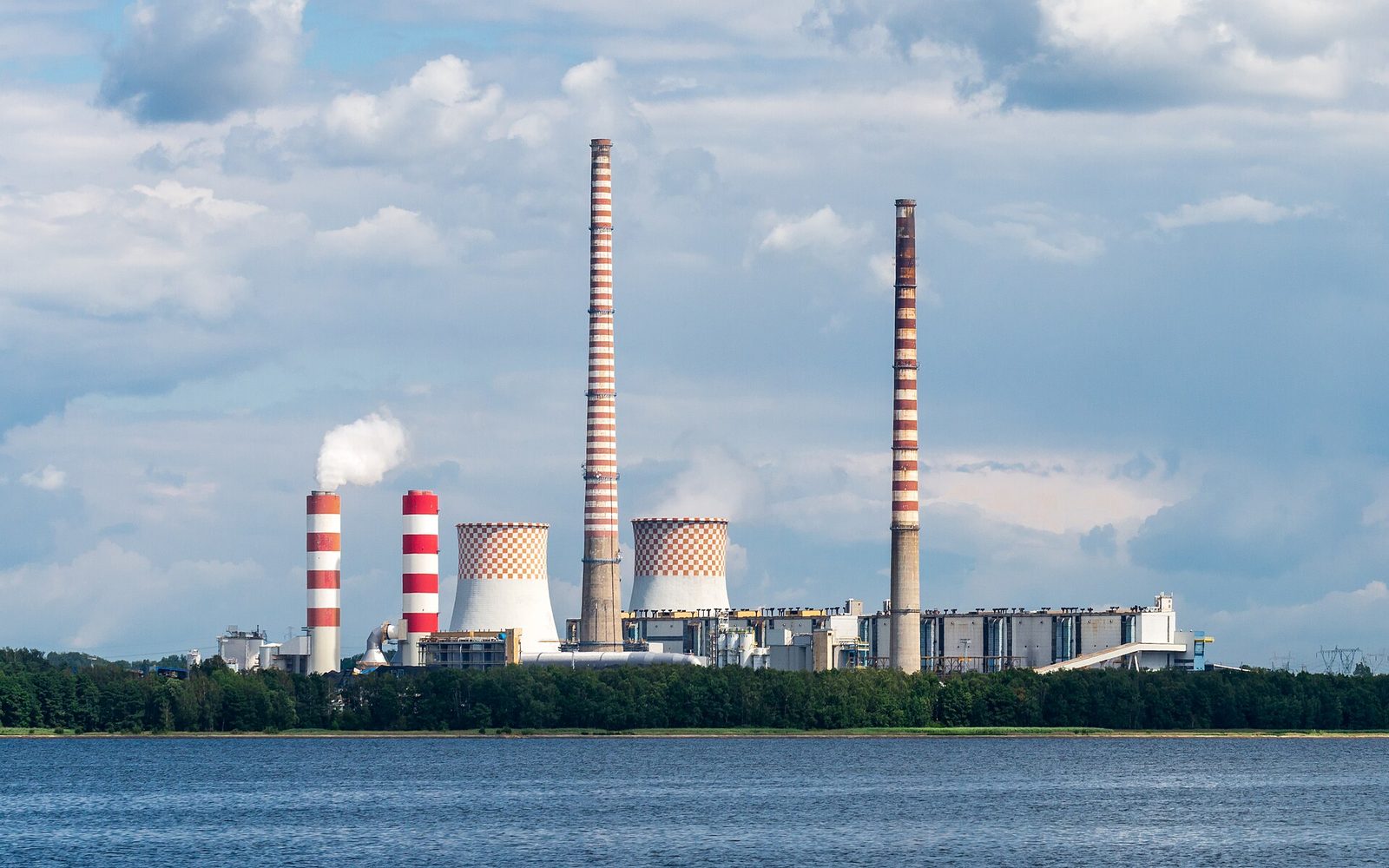 Elektrownia Rybnik nad Jeziorem Rybnickim, lipiec 2020. Fot. HansenHimself / Wikimedia Commons, CC BY 4.0