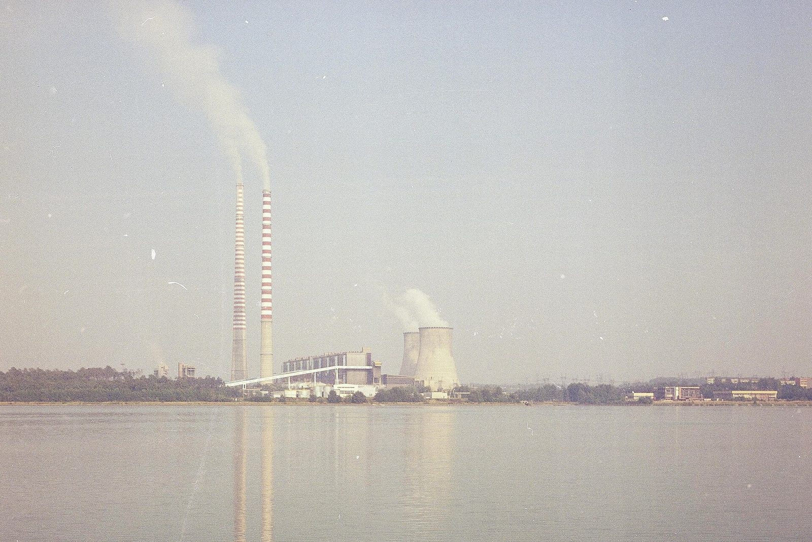 Elektrownia Rybnik i Jezioro Rybnickie pod koniec lat 70. Fot. Archiwum fotograficzne Lecha Zielaskowskiego / Narodowe Archiwum Cyfrowe, domena publiczna