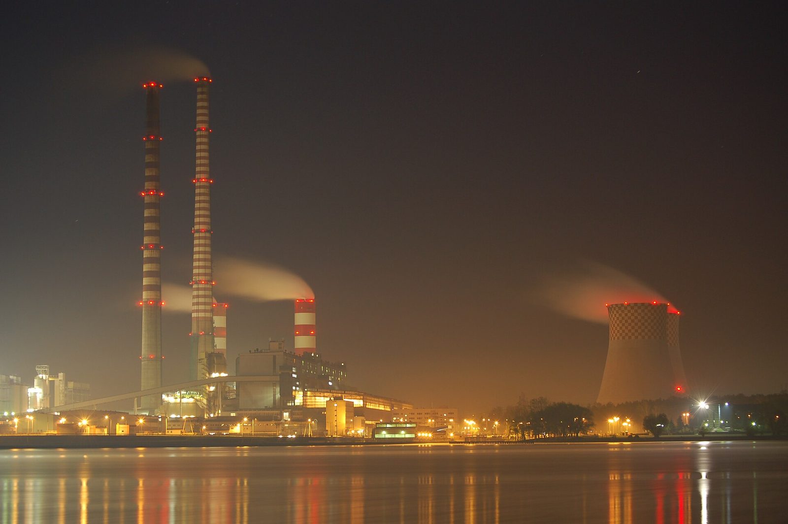 Elektrownia Rybnik w Rybnickiej Kuźni nocą, kwiecień 2017. Fot. Halaston / Wikimedia Commons, CC BY-SA 4.0
