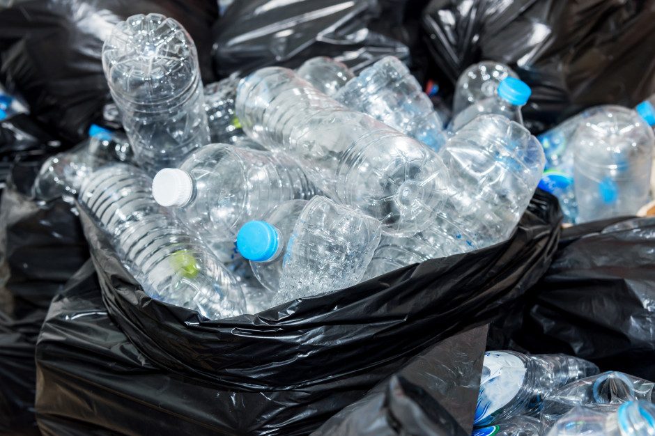 Butelki PET w worku na odpady. Od października 2025 r. najcenniejszy surowiec z żółtego worka trafia do systemu kaucyjnego, a nie do gminy. Fot. materiały prasowe Portal Samorządowy