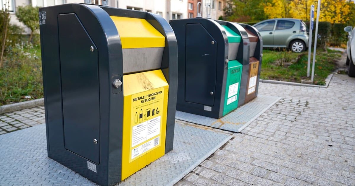 Pojemniki do selektywnej zbiórki odpadów na wrocławskim Sępolnie. Fot. materiały prasowe wroclaw.pl