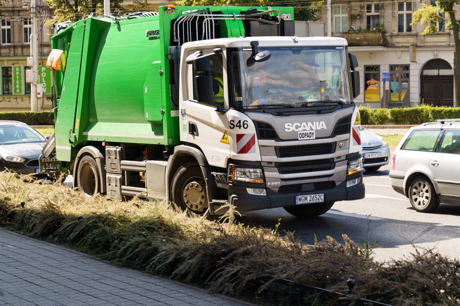 Zielona śmieciarka podczas odbioru odpadów. Nowe wrocławskie kontrakty na cztery lata warte są około 2 mld zł. Fot. materiały prasowe Portal Samorządowy