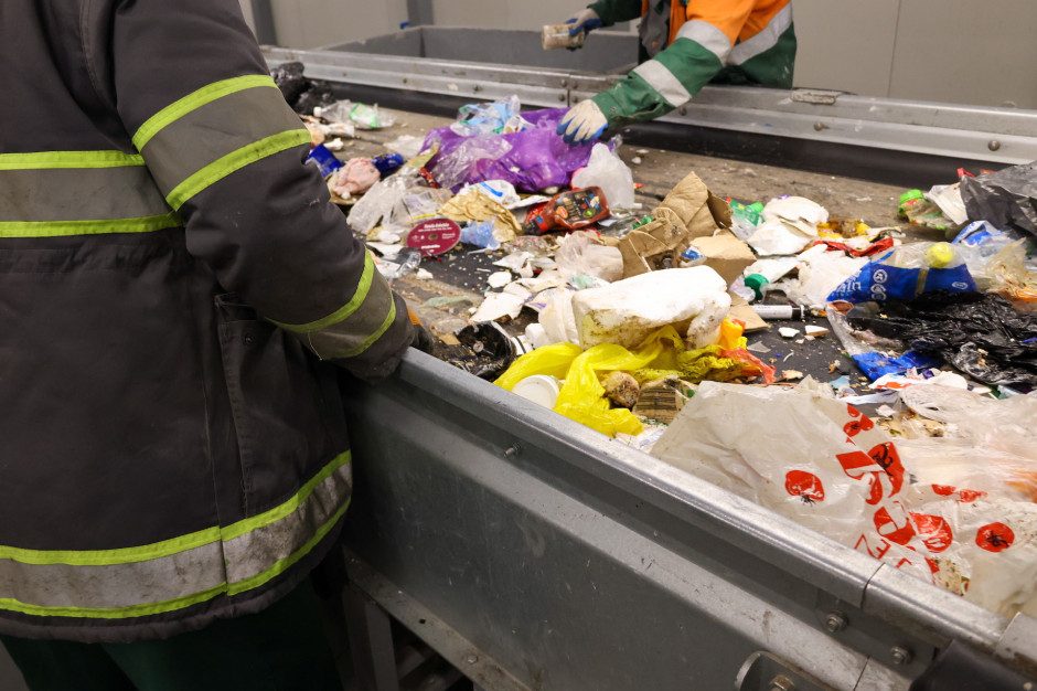 Sortownia odpadów. Wskaźnik recyklingu odpadów komunalnych spadł w 2025 r. do 17,6 proc. Fot. materiały prasowe Portal Samorządowy