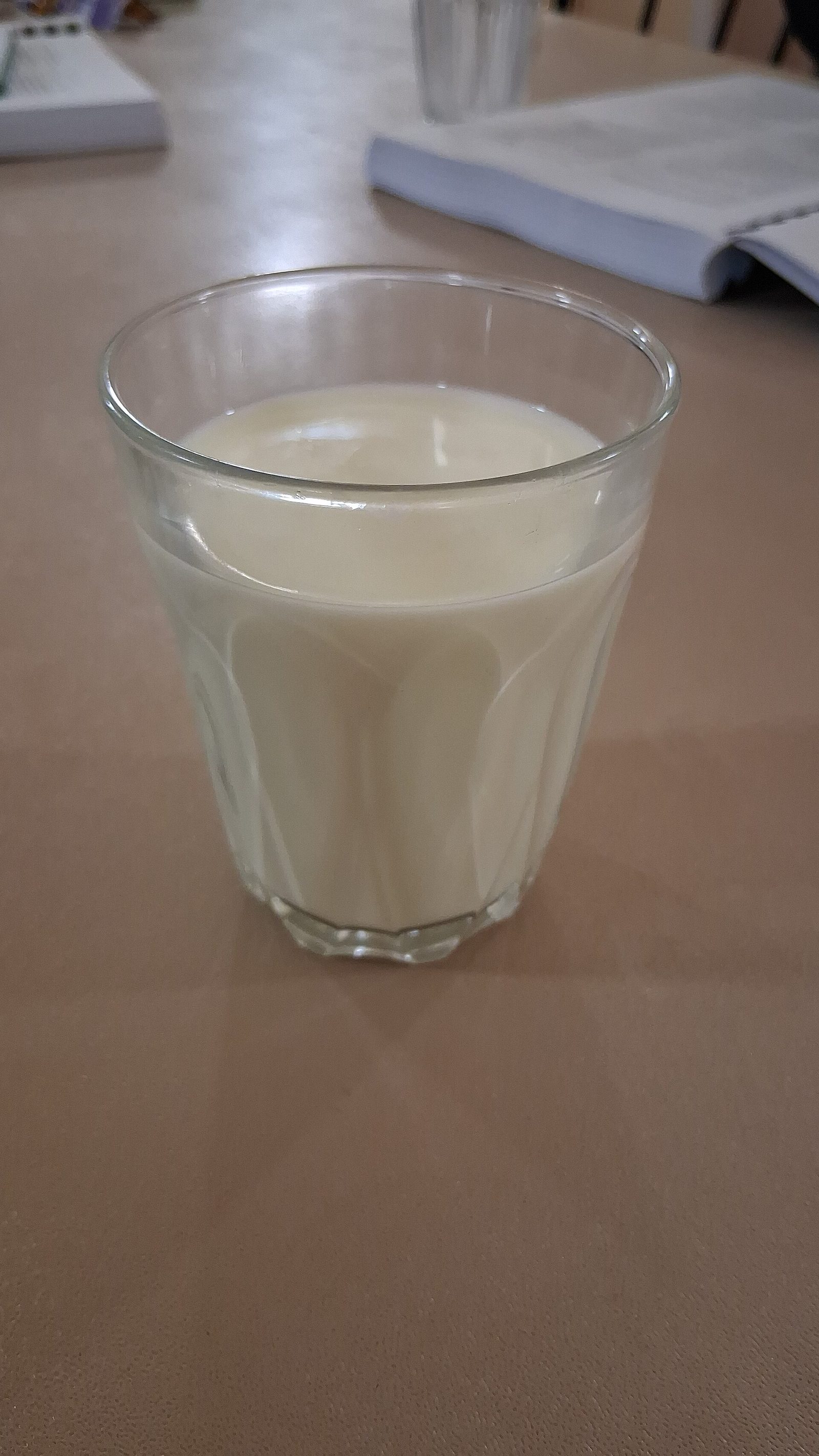 Szklanka mleka. Obie dzienne porcje mleka lub produktów mlecznych wolno zastąpić napojami roślinnymi, jeśli są wzbogacone w wapń i witaminę B12. Fot. PotatoCow25 / Wikimedia Commons, CC BY-SA 4.0