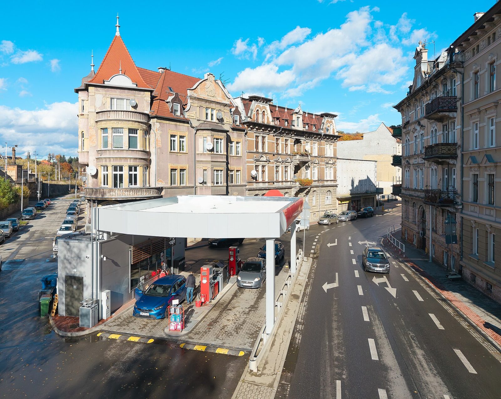 Stacja paliw w centrum Kłodzka. Fot. Jacek Halicki / Wikimedia Commons, CC BY-SA 4.0