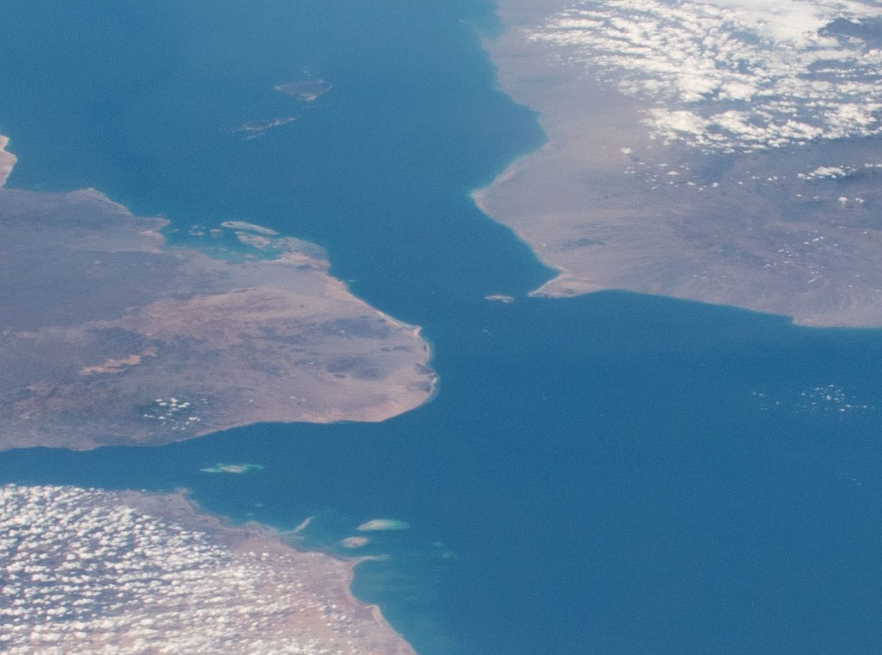 Cieśnina Bab al-Mandab między Morzem Czerwonym a Zatoką Adeńską, zdjęcie z Międzynarodowej Stacji Kosmicznej. Fot. Earth Science and Remote Sensing Unit, NASA Johnson Space Center / Wikimedia Commons, domena publiczna