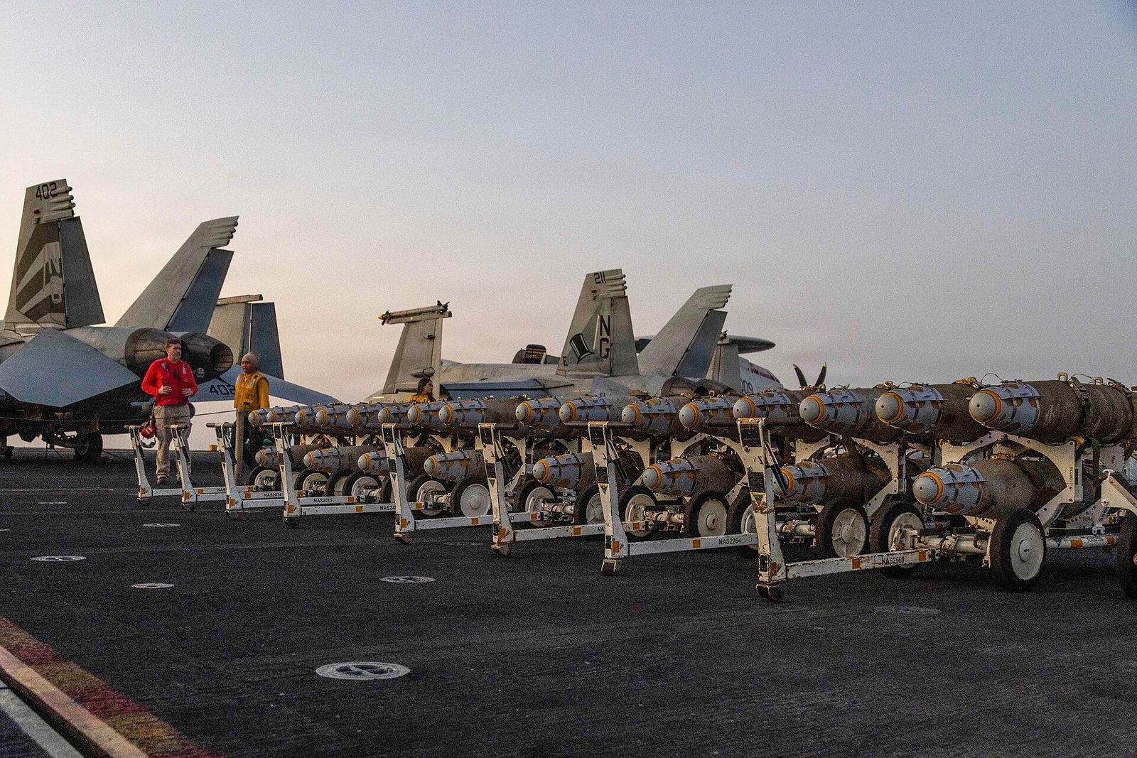 Marynarze przygotowują uzbrojenie na pokładzie lotniskowca USS Abraham Lincoln na Morzu Arabskim, 27 lutego 2026 r., dzień przed rozpoczęciem operacji Epic Fury. Fot. U.S. Navy / Wikimedia Commons, domena publiczna