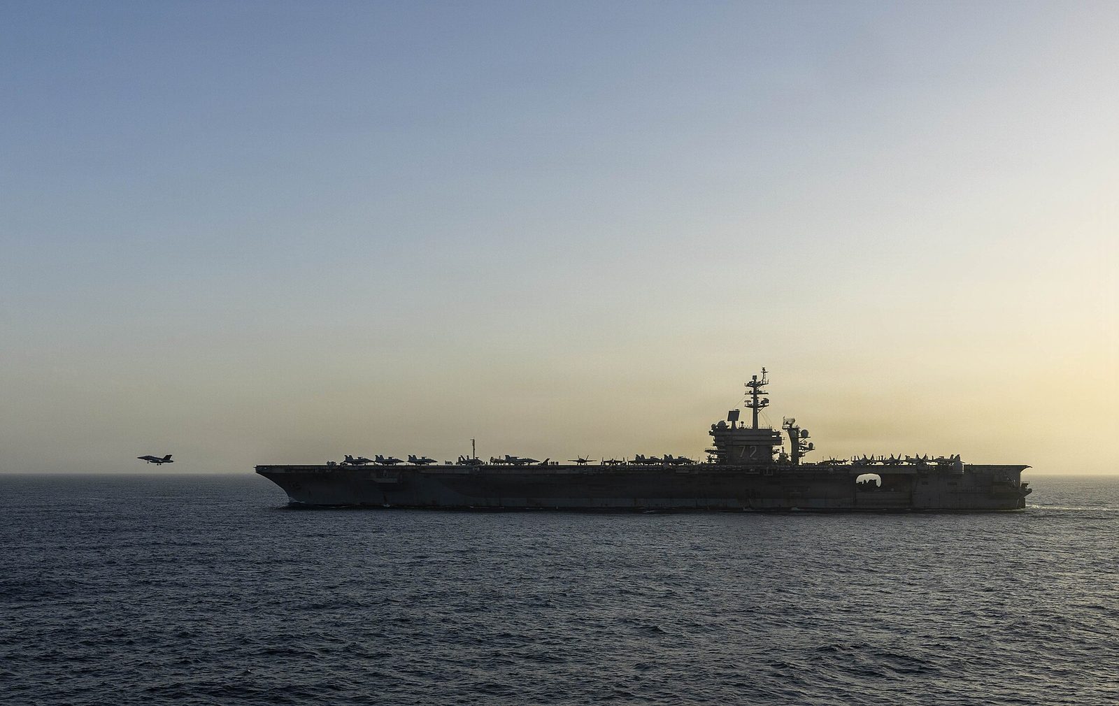 Lotniskowiec USS Abraham Lincoln podczas amerykańskiej blokady morskiej na Morzu Arabskim, 16 kwietnia 2026 r. Fot. NAVCENT Public Affairs / U.S. Navy / Wikimedia Commons, domena publiczna
