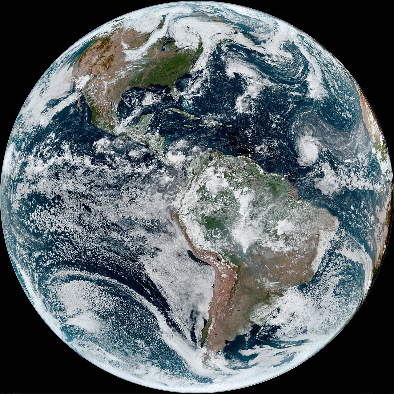 Zachodnia półkula widziana przez satelitę GOES-16. Nad Atlantykiem we wrześniu 2026 roku nie było niczego, co NHC mogłoby nazwać huraganem. Fot. NOAA / Wikimedia Commons, domena publiczna