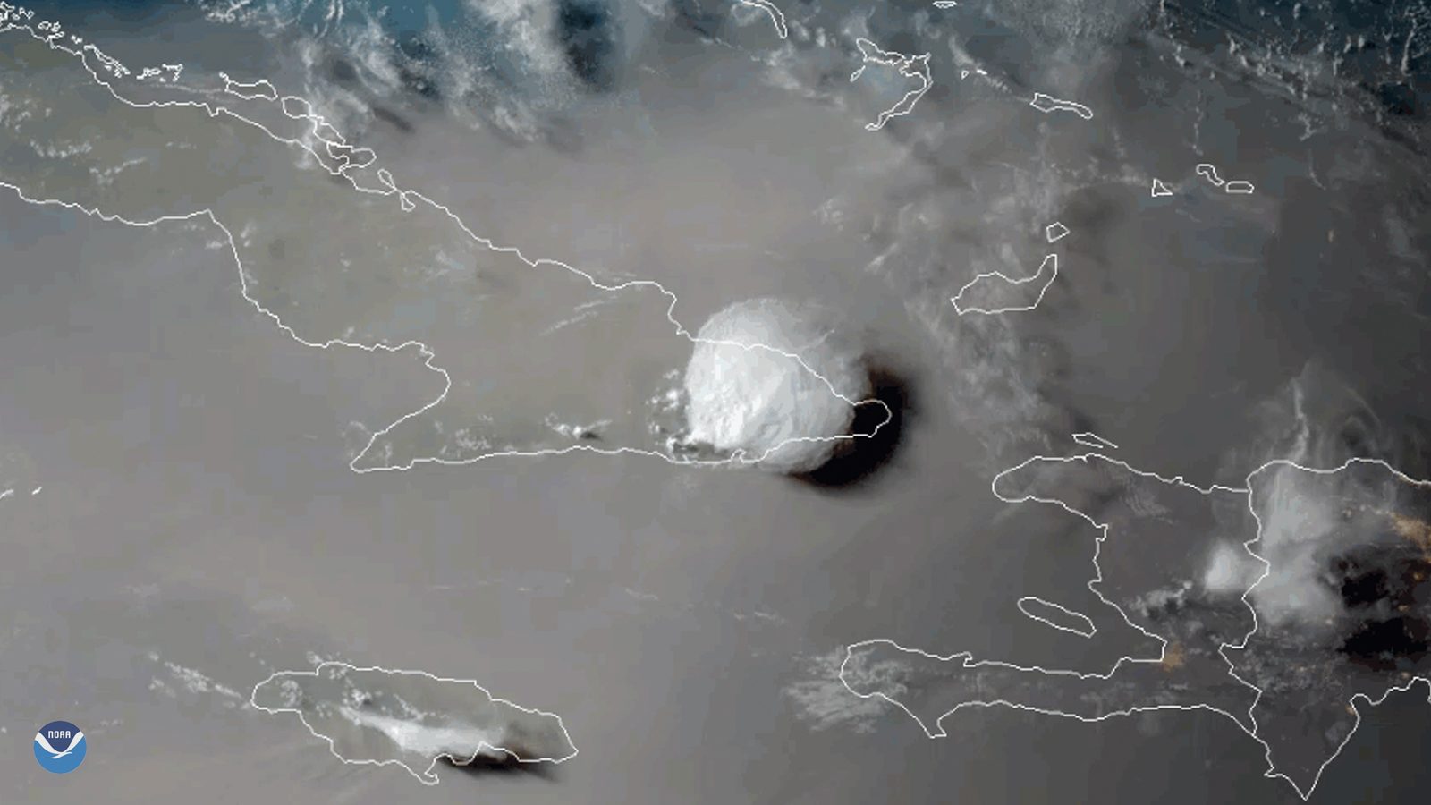 Warstwa suchego, zapylonego powietrza znad Sahary nad Kubą — jeden z czynników, które w 2026 roku dusiły rozwój burz tropikalnych. Fot. NOAA / Wikimedia Commons, domena publiczna