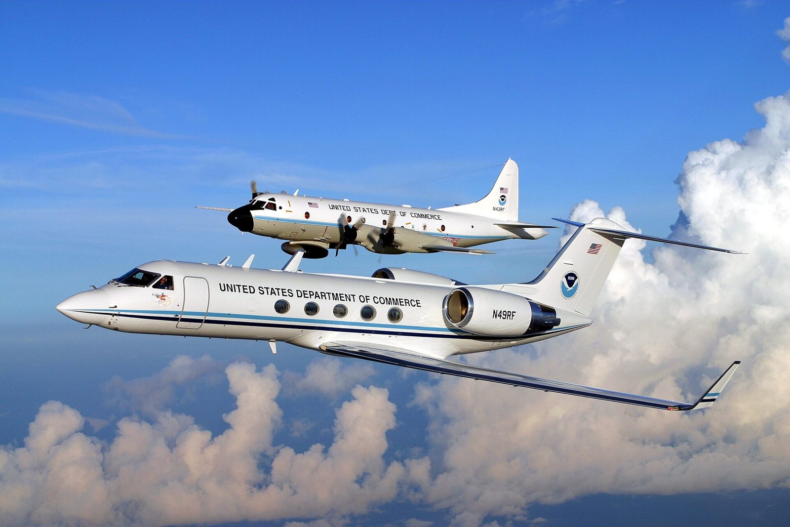 Samoloty NOAA: Gulfstream IV i WP-3D Orion, maszyny zwiadu huraganowego. Sieć pomiarowa, której nie było w 1914 roku, jest powodem, dla którego dzisiejsze zero znaczy co innego niż tamto. Fot. NOAA Photo Library / Wikimedia Commons, domena publiczna