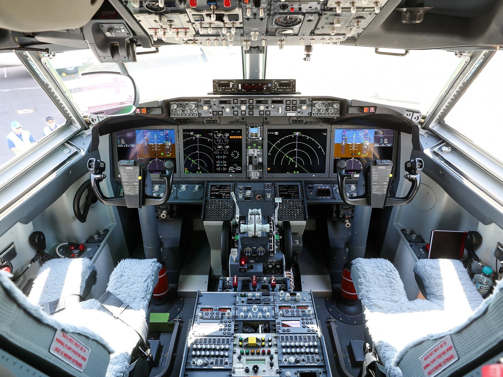 Kokpit Boeinga 737 MAX. Na tej przestrzeni doszło do szarpaniny między pilotami rejsu FZ1073. Fot. Funforme3 / Wikimedia Commons, CC BY-SA 4.0