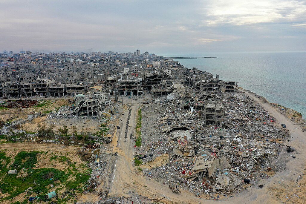 Zniszczenia w obozie dla uchodźców Beach w Gazie, widok z drona. Fot. Abedallah Alhaj/UNRWA / Wikimedia Commons, CC BY-SA 3.0 IGO