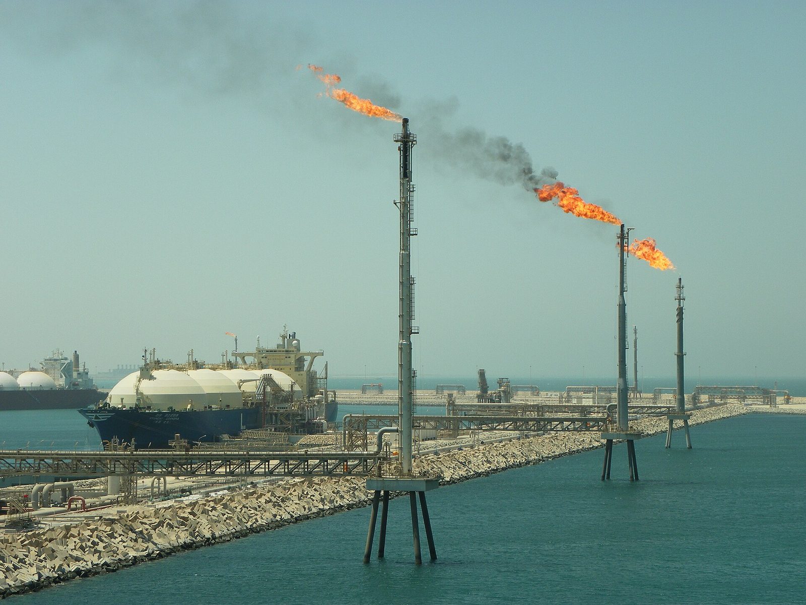 Terminal LNG w Ras Laffan w Katarze, zdjęcie z 2012 roku. Fot. Matthew Smith / Wikimedia Commons, CC BY 2.0