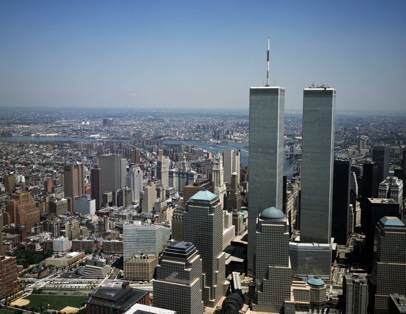 Dolny Manhattan z wieżami World Trade Center. W obu budynkach pracowało kilkadziesiąt tysięcy ludzi. Fot. Carol M. Highsmith / Library of Congress, domena publiczna