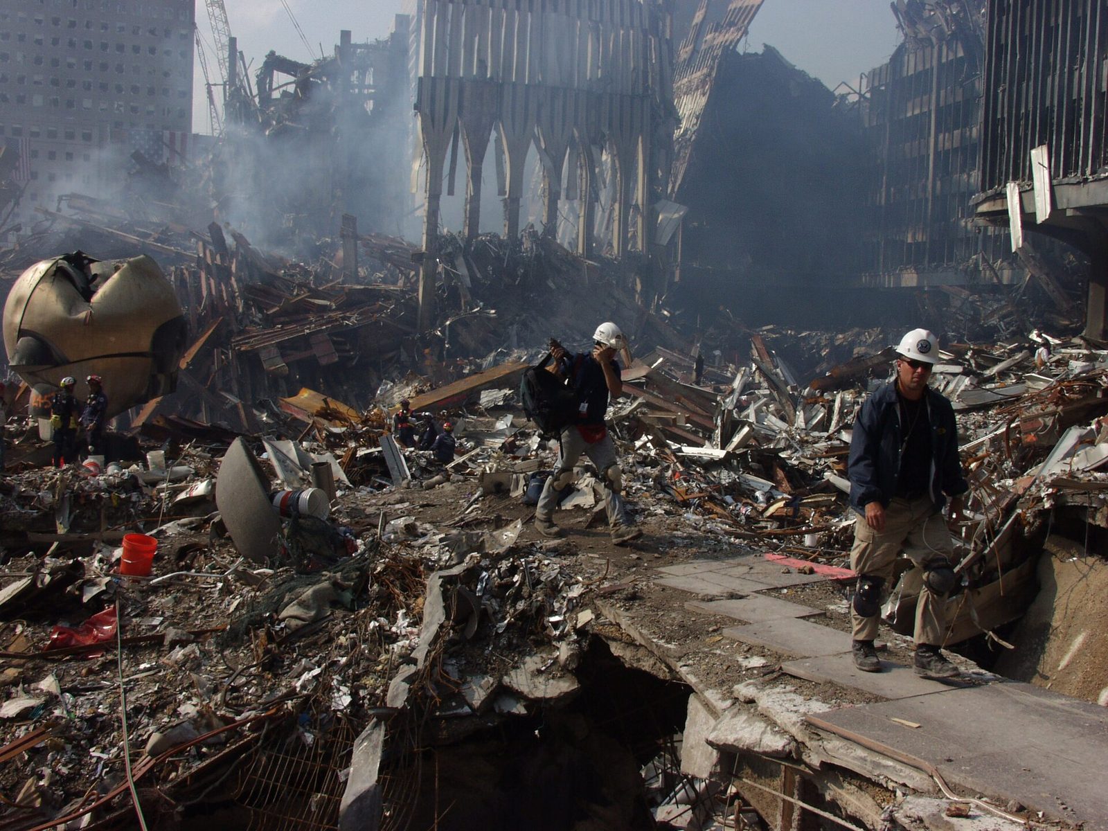 Teren po zawaleniu wież, 21 września 2001 r. Fot. Michael Rieger / FEMA, domena publiczna