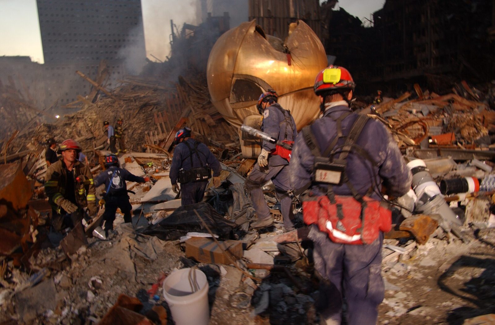 Prace na terenie World Trade Center, 16 września 2001 r. Fot. Andrea Booher / FEMA, domena publiczna