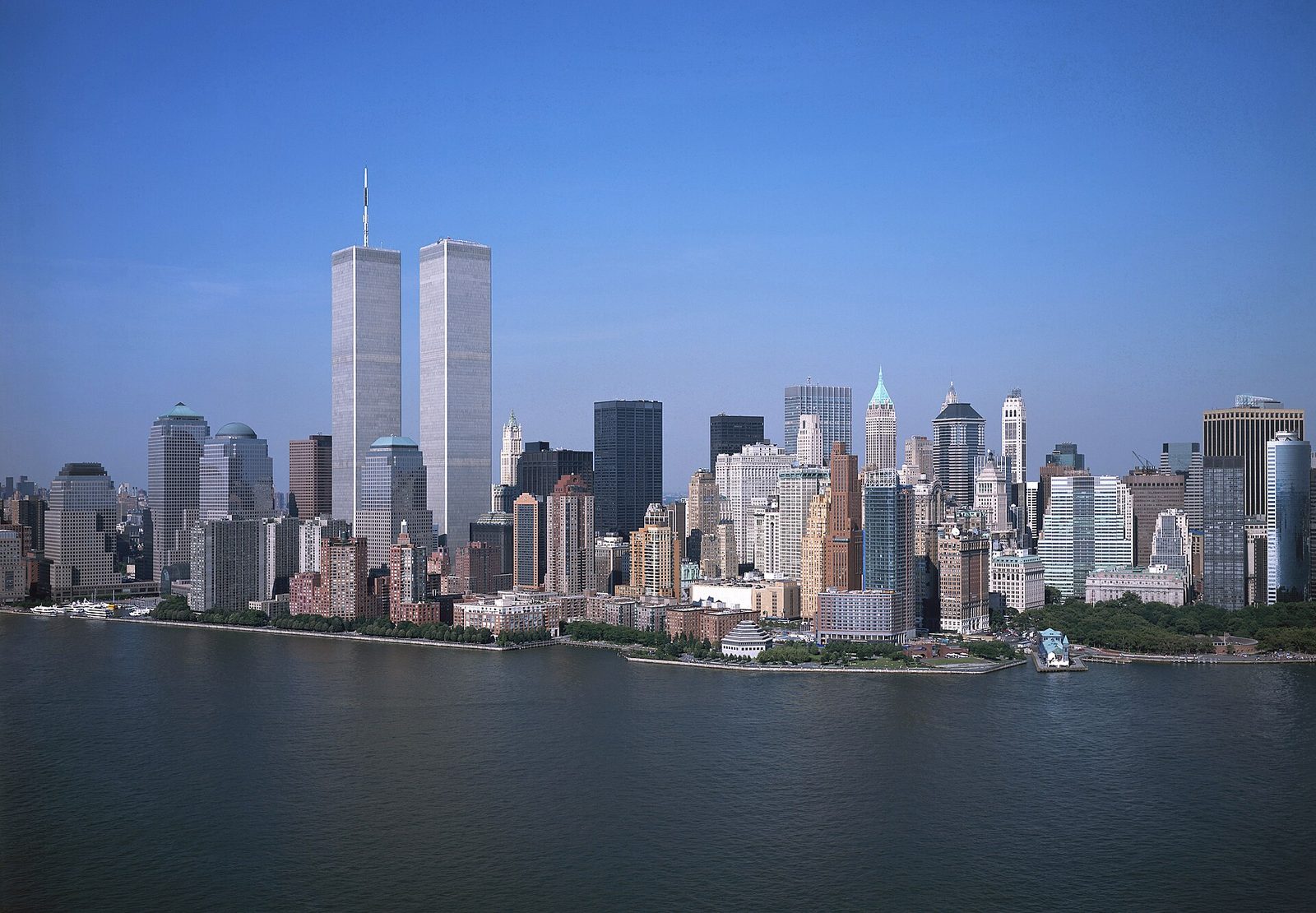 Wieże World Trade Center widziane znad Hudsonu. Fot. Carol M. Highsmith / Library of Congress, domena publiczna