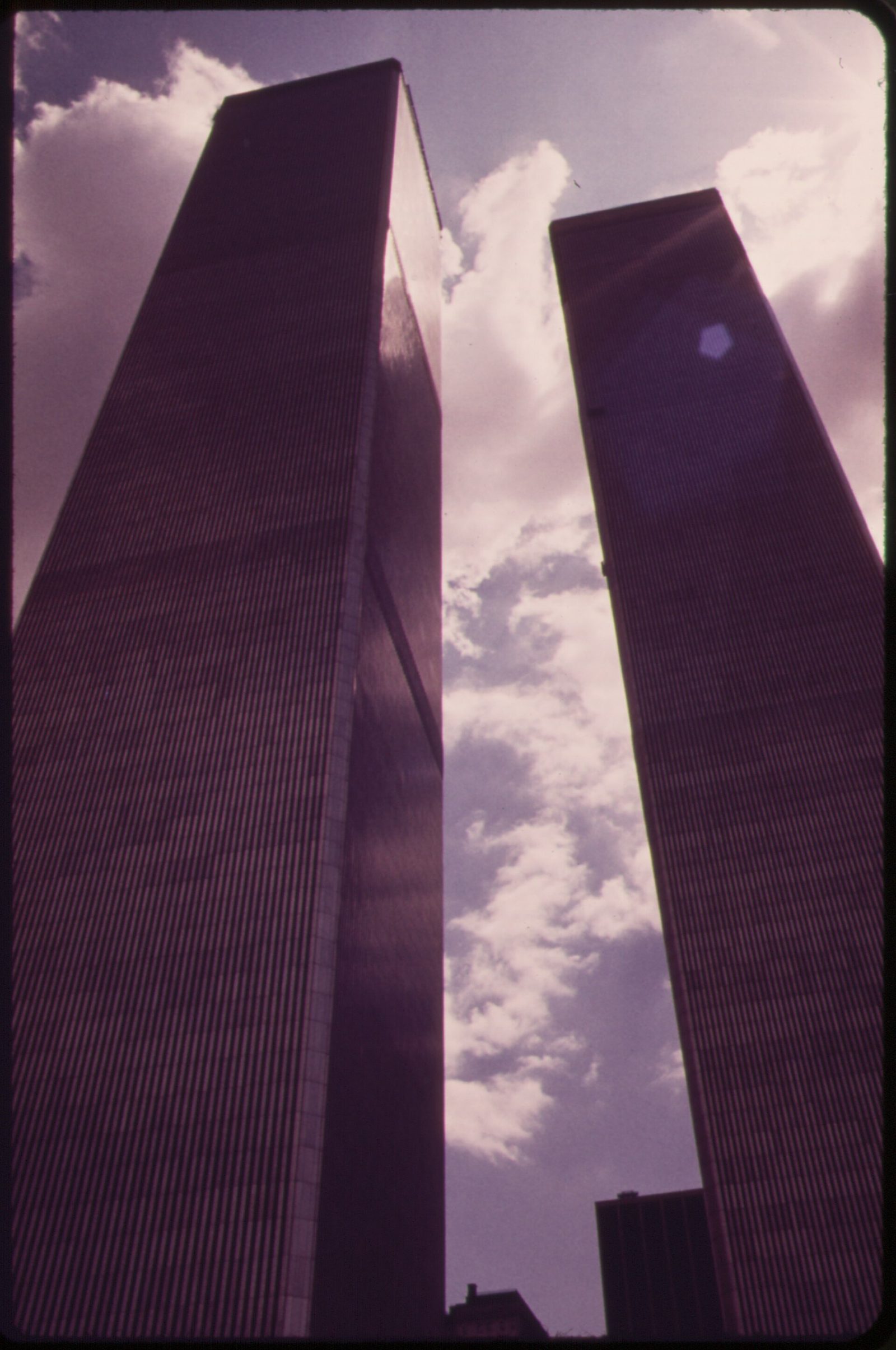 Wieże World Trade Center widziane z West Street. ZIM zajmował całe 16. piętro budynku północnego oraz część siedemnastego i dwudziestego dziewiątego. Fot. Wil Blanche / U.S. National Archives, domena publiczna
